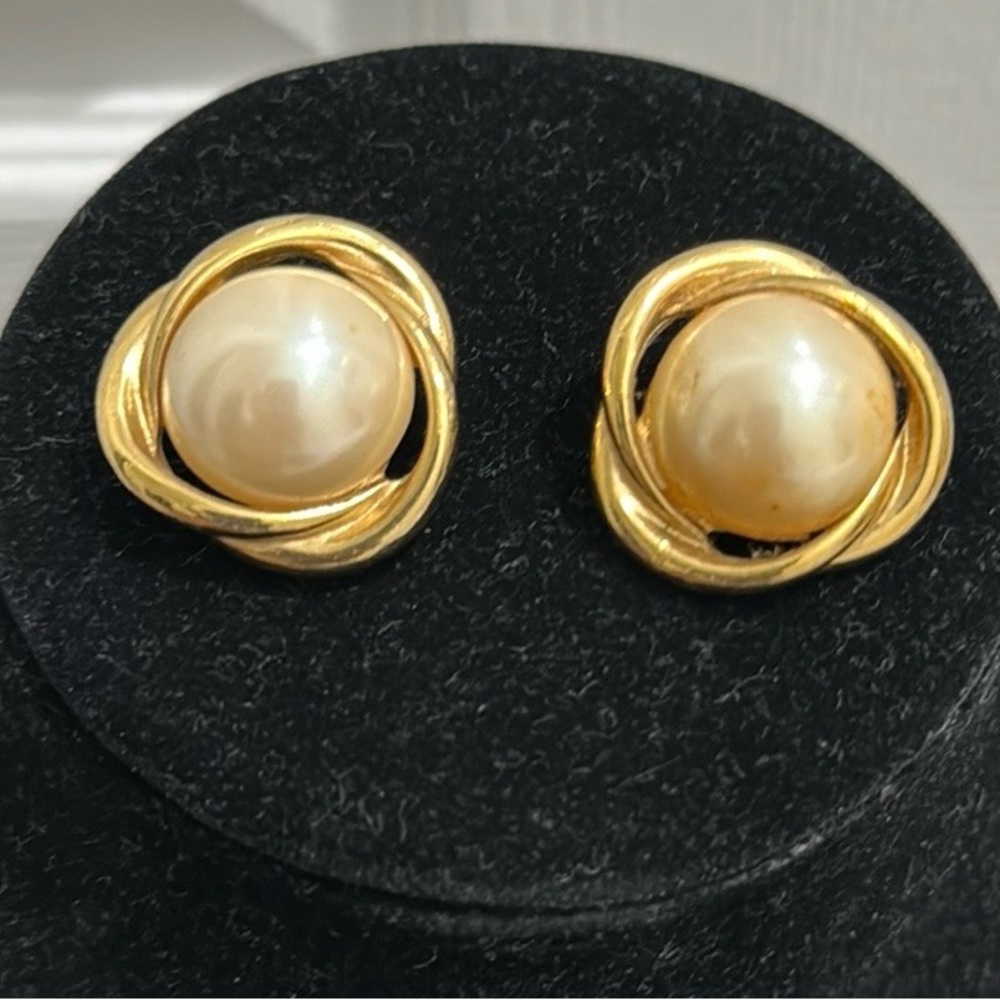 Richelieu vintage pearl earrings